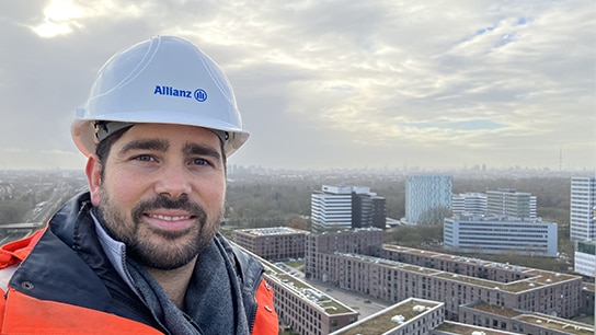 Mann mit Helm mit Ausblick im Hintergrund