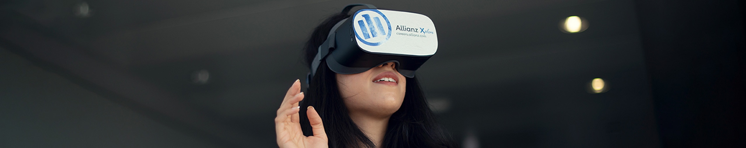 Femme portant des lunettes de réalité virtuelle