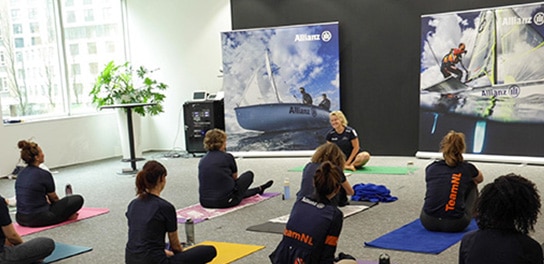 Les employés qui font des exercices de fitness en groupe pour leur santé