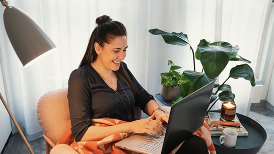 Frau mit Laptop
