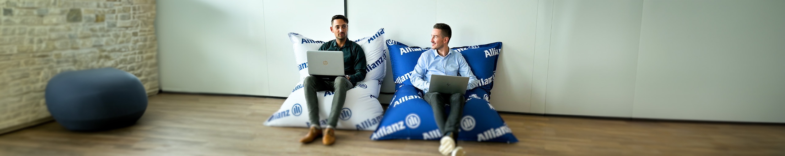 Collega’s zitten met laptops op schoot