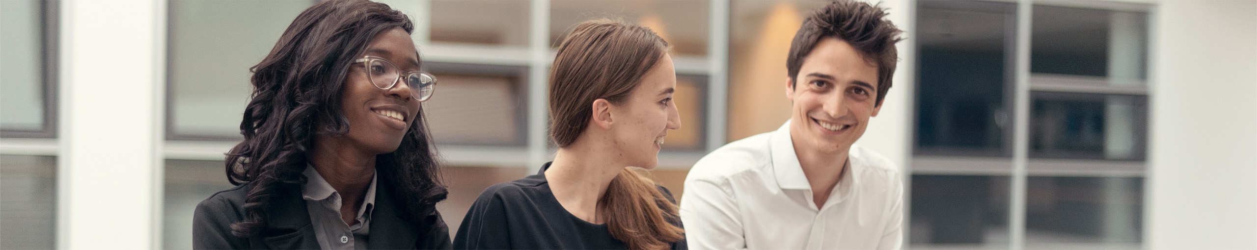Studenten kijken in de camera en glimlachen
