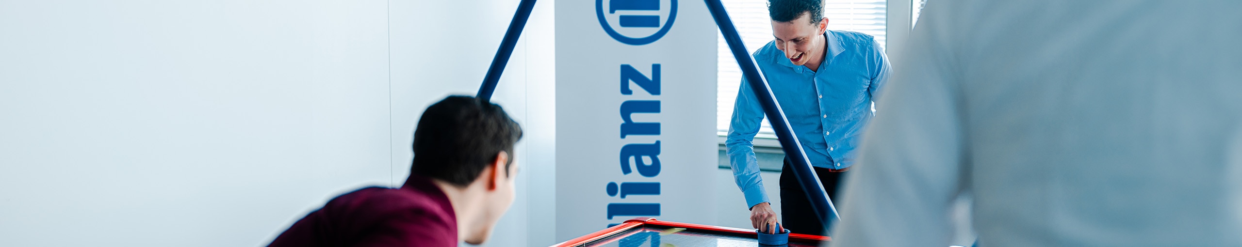 Twee mannen spelen airhockey