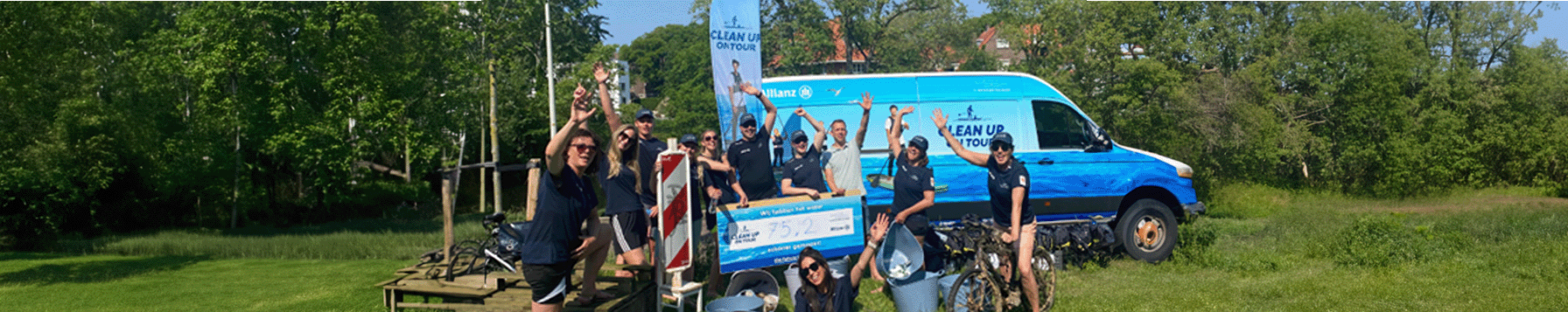 Allianz team poseert voor een busje tijdens een bedrijfsuitje