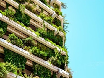 Deel van een wolkenkrabber met prachtig beplante balkons