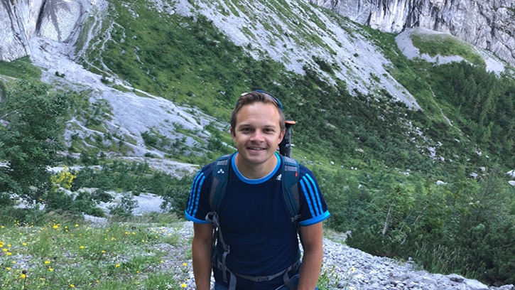 Mann beim Wandern in bergiger Landschaft