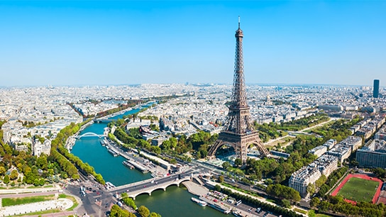 Überblick über die Stadt Paris und den Eiffelturm bei blauem Himmel