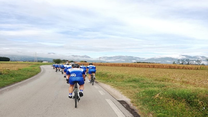 Fahrradfahrer in der Natur mit Allianz Trickots