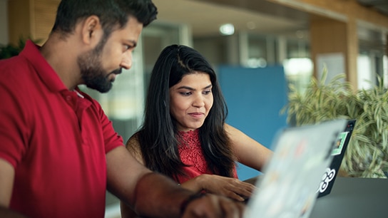 zwei Kollegen vor Laptop
