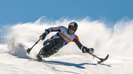 Mann beim Ski fahren