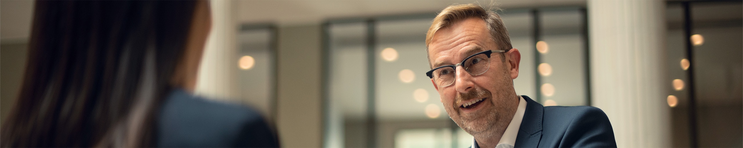 Vrouw en man bespreken