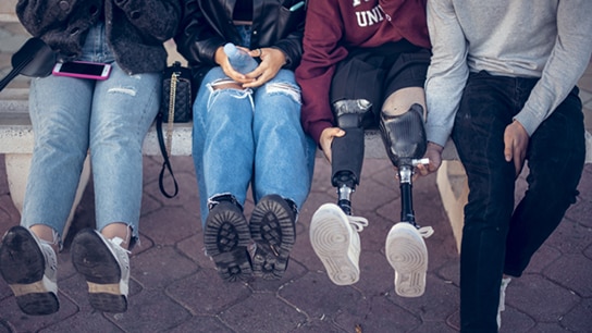 Mehrere Beine sind ausgestreckt