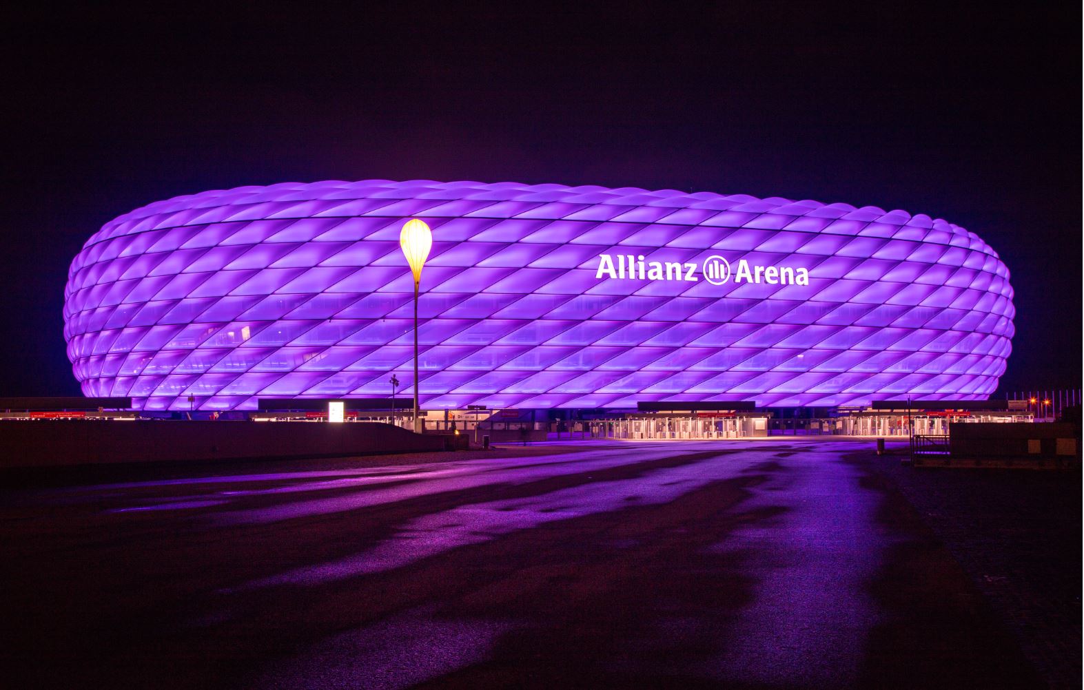 Alianz Arena in lila beleuchtet