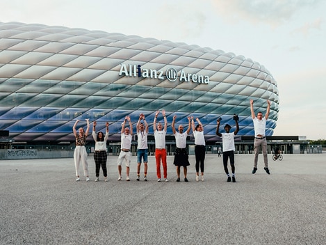 Allianz Arena mit Menschen davor