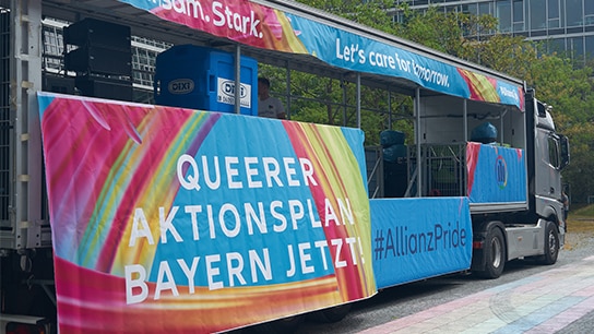 LKW TRuck mit Pride Plane