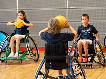Kinder im Rollstuhl spielen Basketball