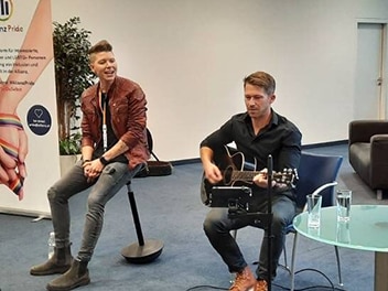 Mann mit Gitarre
