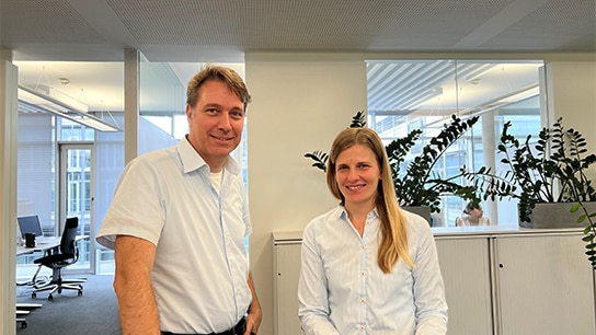 Zwie Menschen in Bürogebäude
