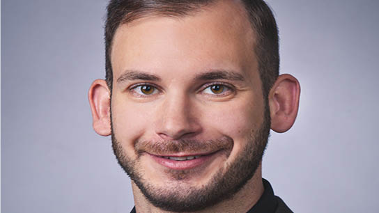 Mann vor einem weißen Hintergrund