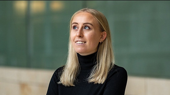 Frau mit schwarzem Pullover 