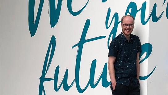 Mann in gepunktetem Hemd