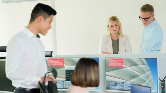 Vier Leute gemeinsam in einem Bürogebäude