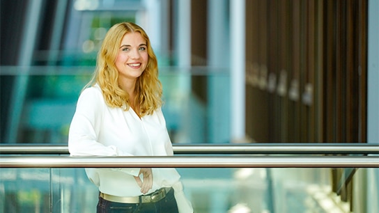 Frau in weißer Bluse