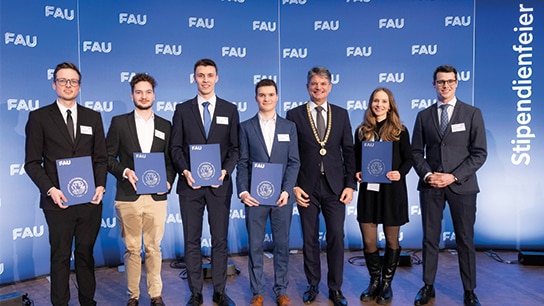 Menschen vor einem blauen Hintergrund