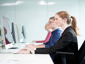 Menschen am Arbeiten vor Ihrem Arbeitsplatz