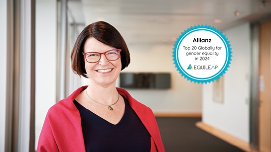 Frau steht in Büroflur