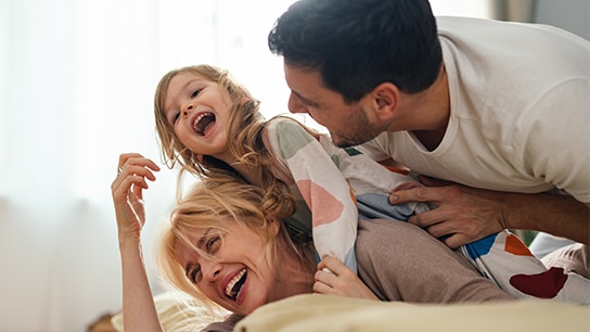 Familie lacht gemeinsam