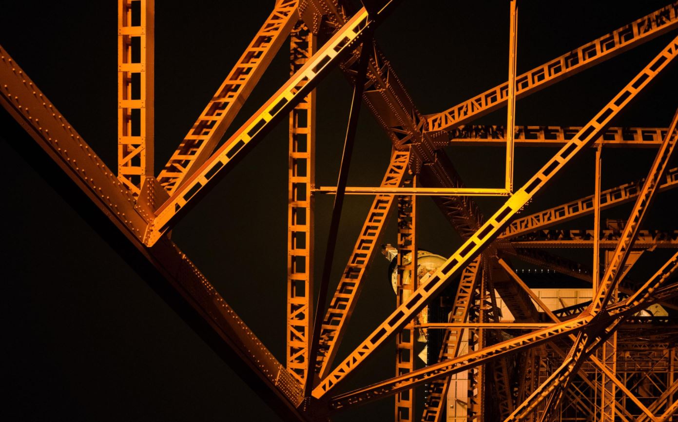 Gros plan sur une grande structure d'acier organogénique