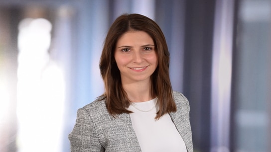 Frau steht in Büroflur