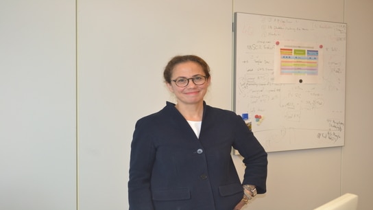 Frau steht in einem Büroraum