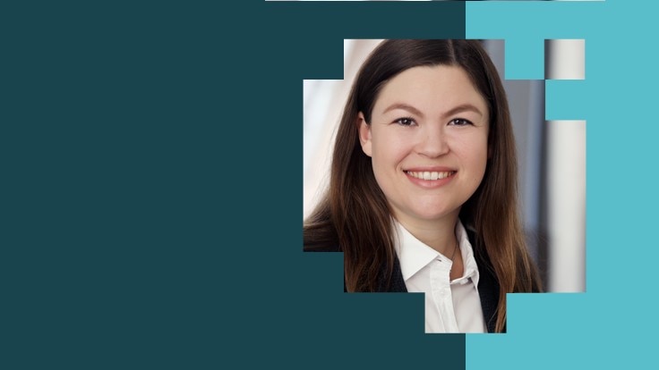 Frau und blauer Hintergrund