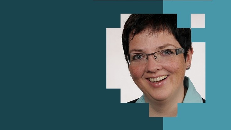 Frau vor blauem Hintergrund 