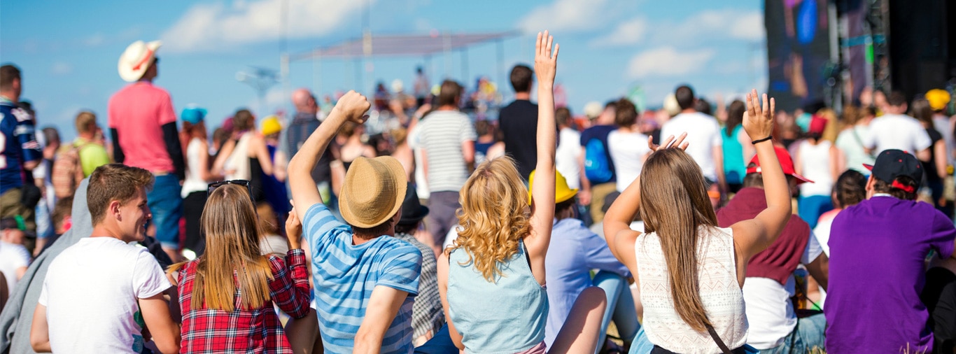 Vue arrière d'une foule de personnes, avec quelques individus au premier plan