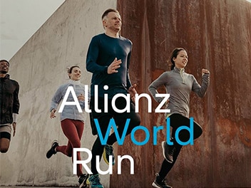 Des collègues courent ensemble avec un texte superposé indiquant « Allianz World Run »
