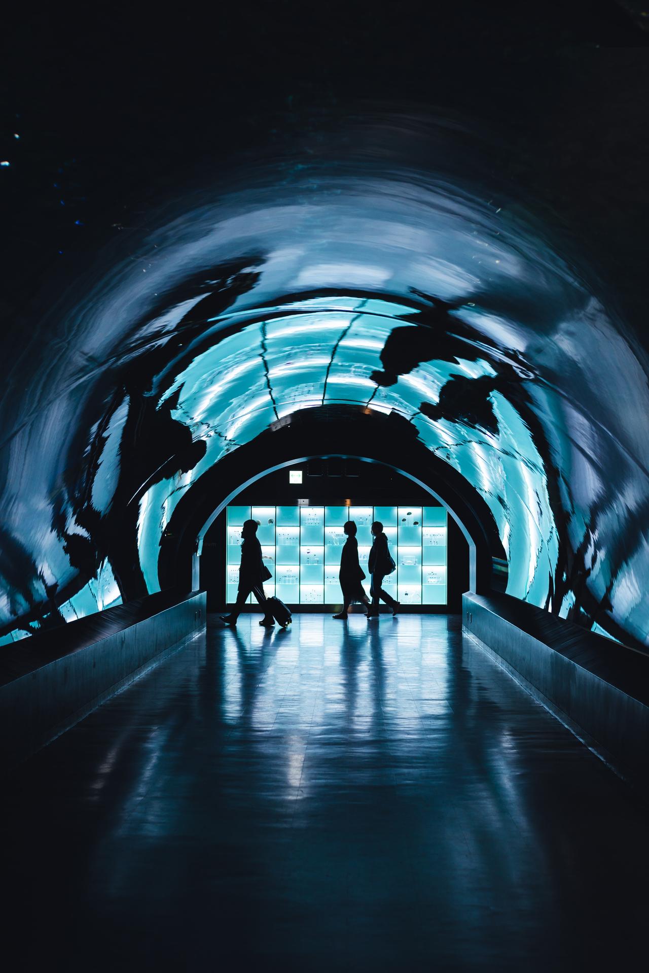 Tunnel mit dunkelblauen Lichter