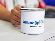 Un mug promotionnel soulignant le soutien d'Allianz au mouvement olympique et paralympique.