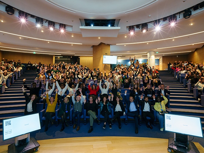 Les étudiants en alternance posent pour une photo de groupe.