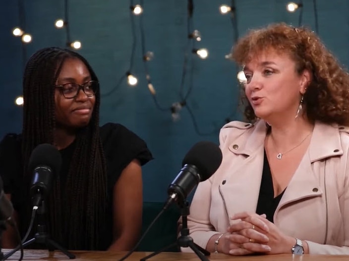 Un mentor partageant ses connaissances avec un jeune talent.