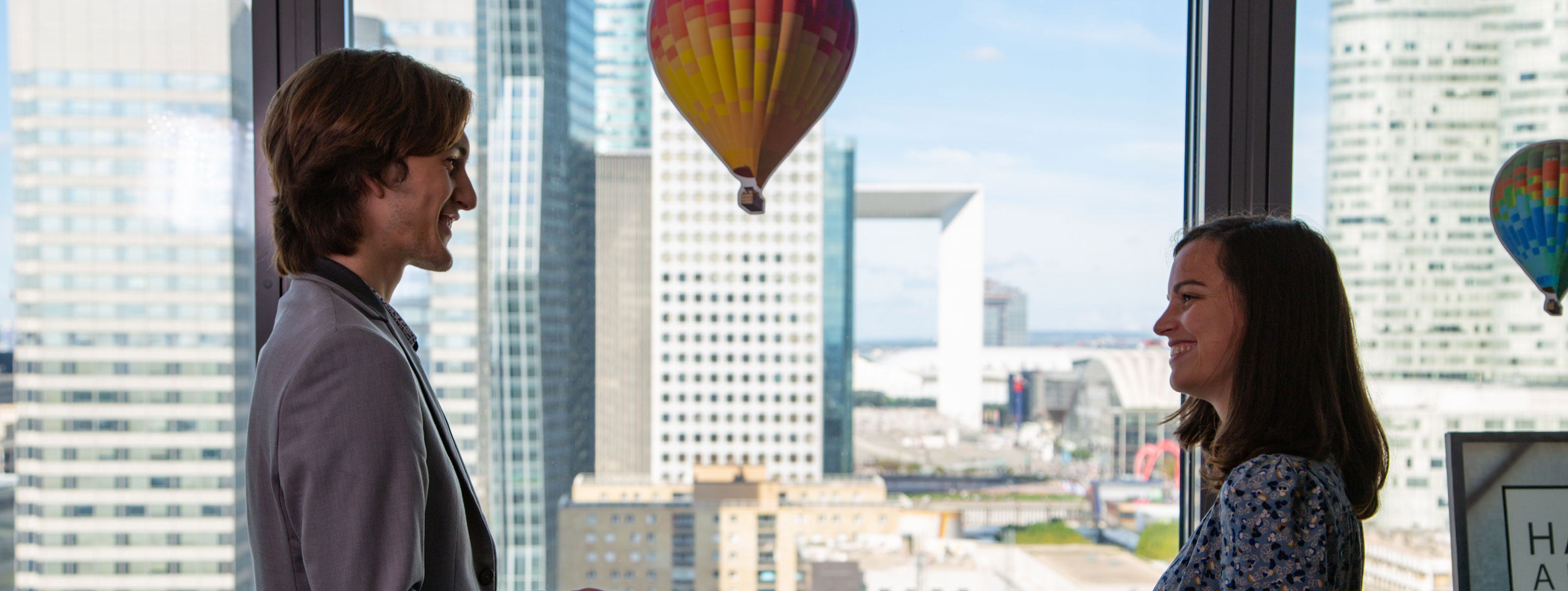 Deux personnes se font face et se regardent en souriant