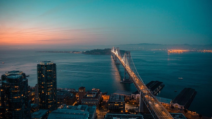 Vue de dessus d'un pont en baie