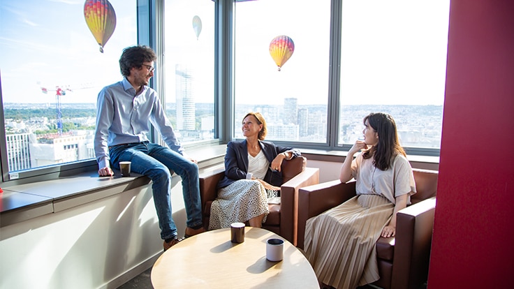 Trois collègues dans une conversation joyeuse