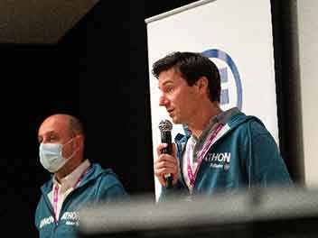 Un collègue prononce un discours