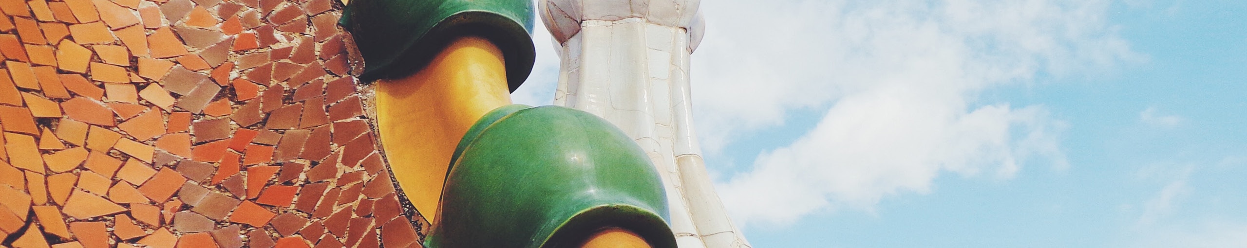 Arquitectura de tejados de Gaudí en Barcelona con elementos de diseño únicos e intrincados