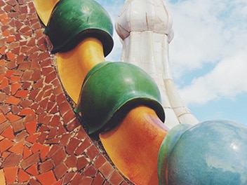 Arquitectura de tejados de Gaudí en Barcelona con elementos de diseño únicos e intrincados