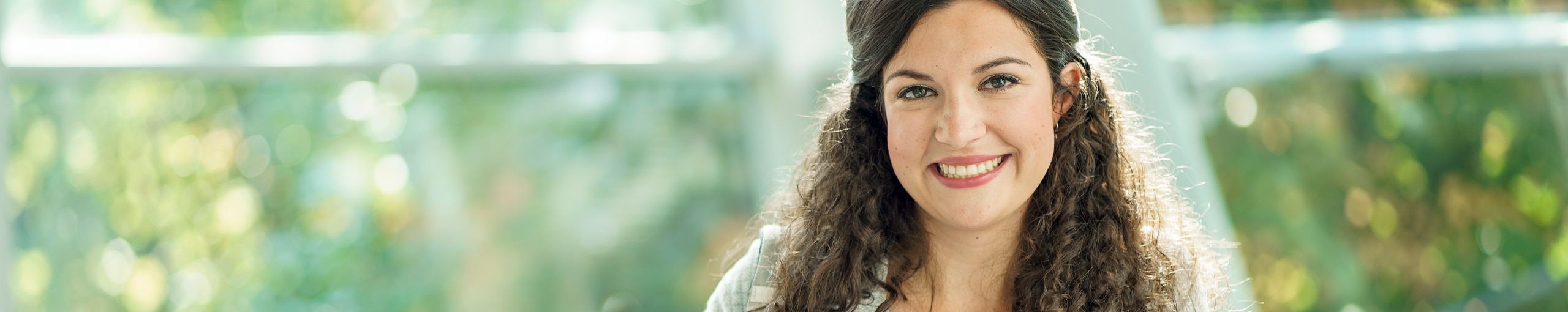 Frau vor grünem Hintergrund
