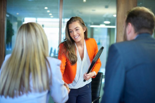 Arbeitskollegen besprechen etwas